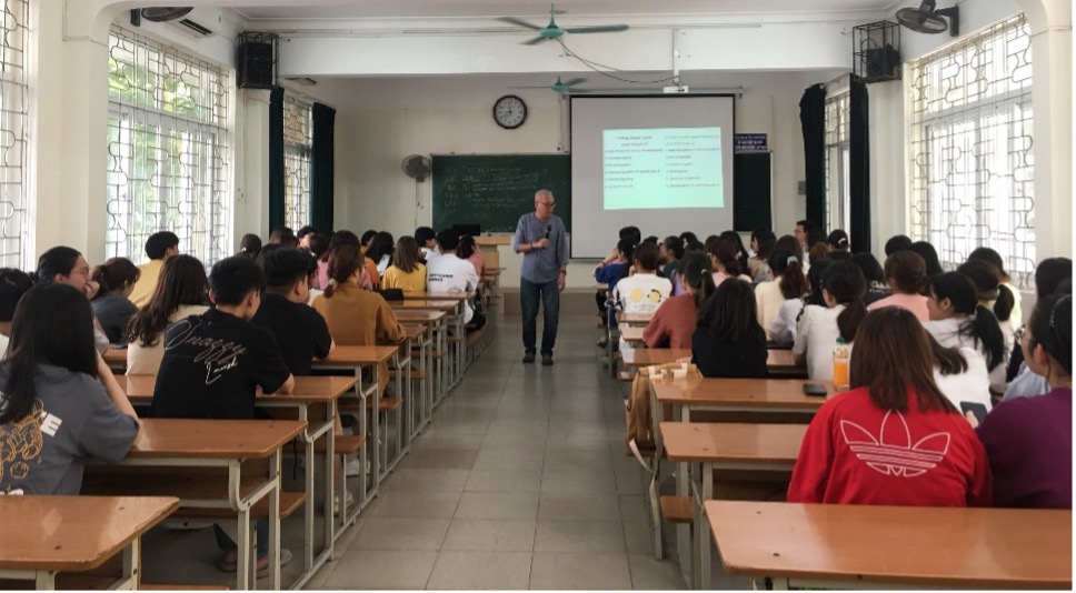 GS.TS Hoàng Khắc Nam giới thiệu chung về các hướng chuyên ngành cho sinh viên