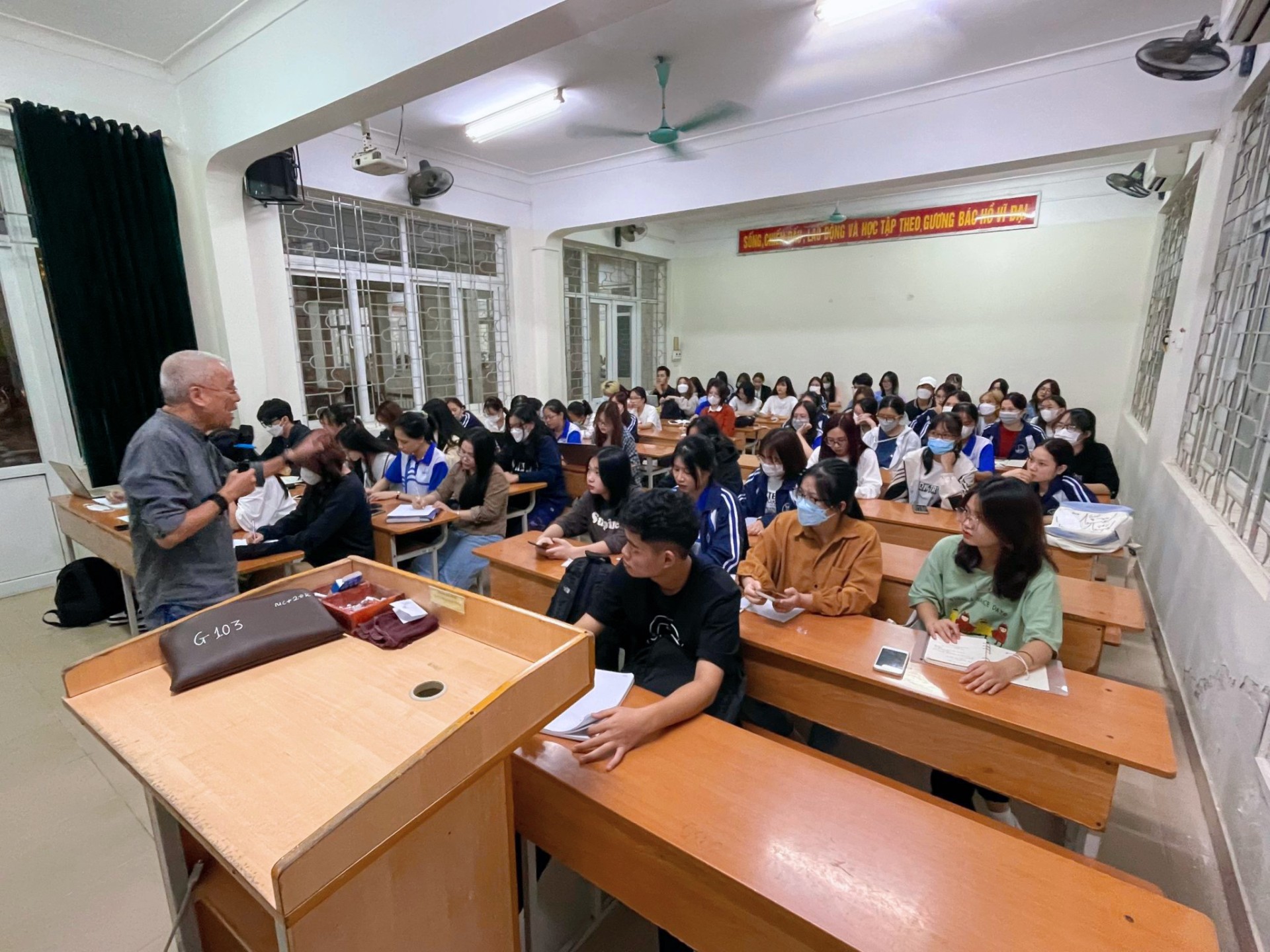 Prof. Dr. Hoang Khac Nam and the K66 students