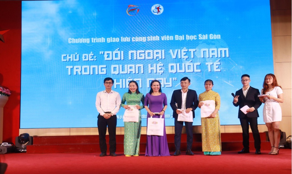 TS. Ngô Tuấn Thắng trao tặng quà cho đoàn giảng viên  đến từ Đại học Sài Gòn