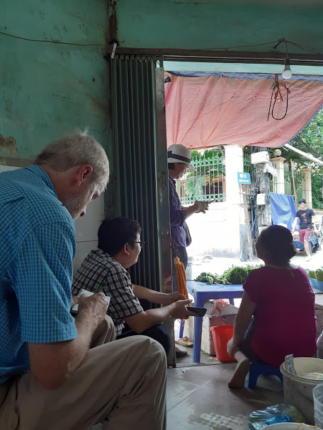 Ảnh 2a The researchers are interviewing migrant workers in Hanoi