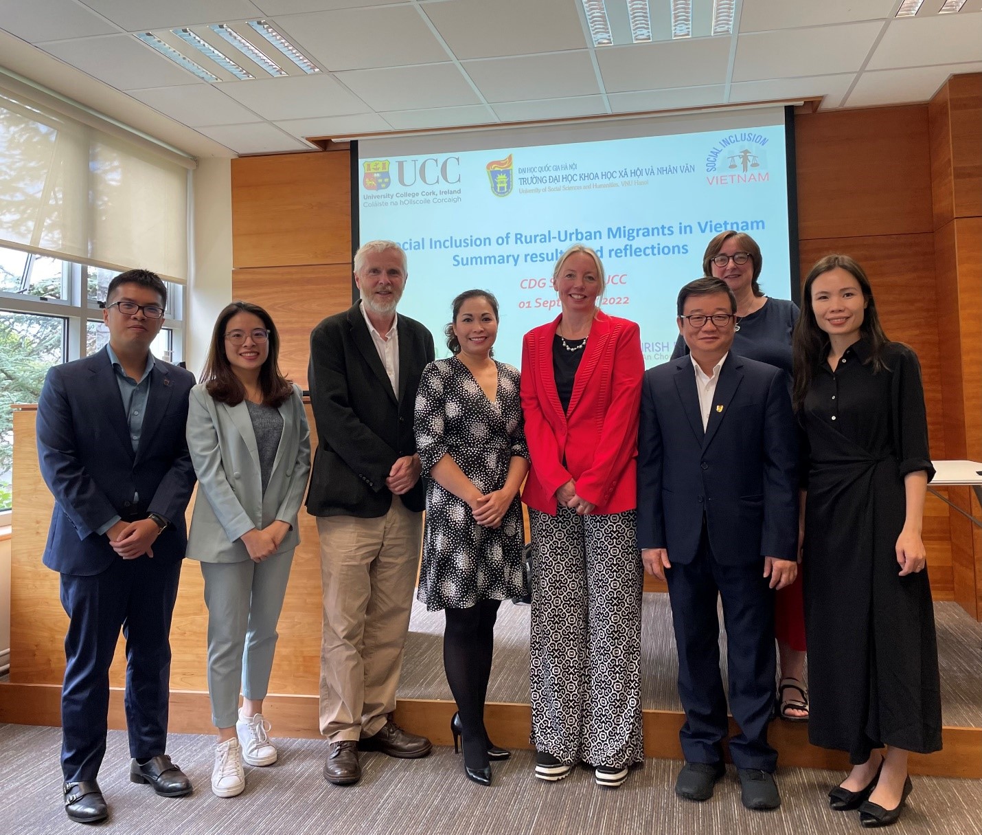 Ảnh 4a The researchers presented their work in Cork, Ireland