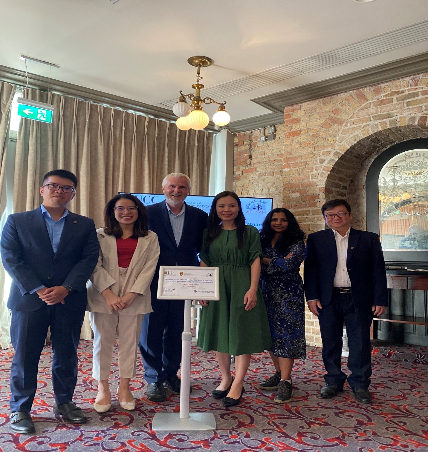 Ảnh 4b The researchers presented their work in Dublin, Ireland