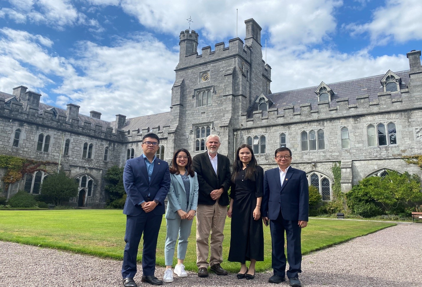 Ảnh 4 The researchers at UCC s campus