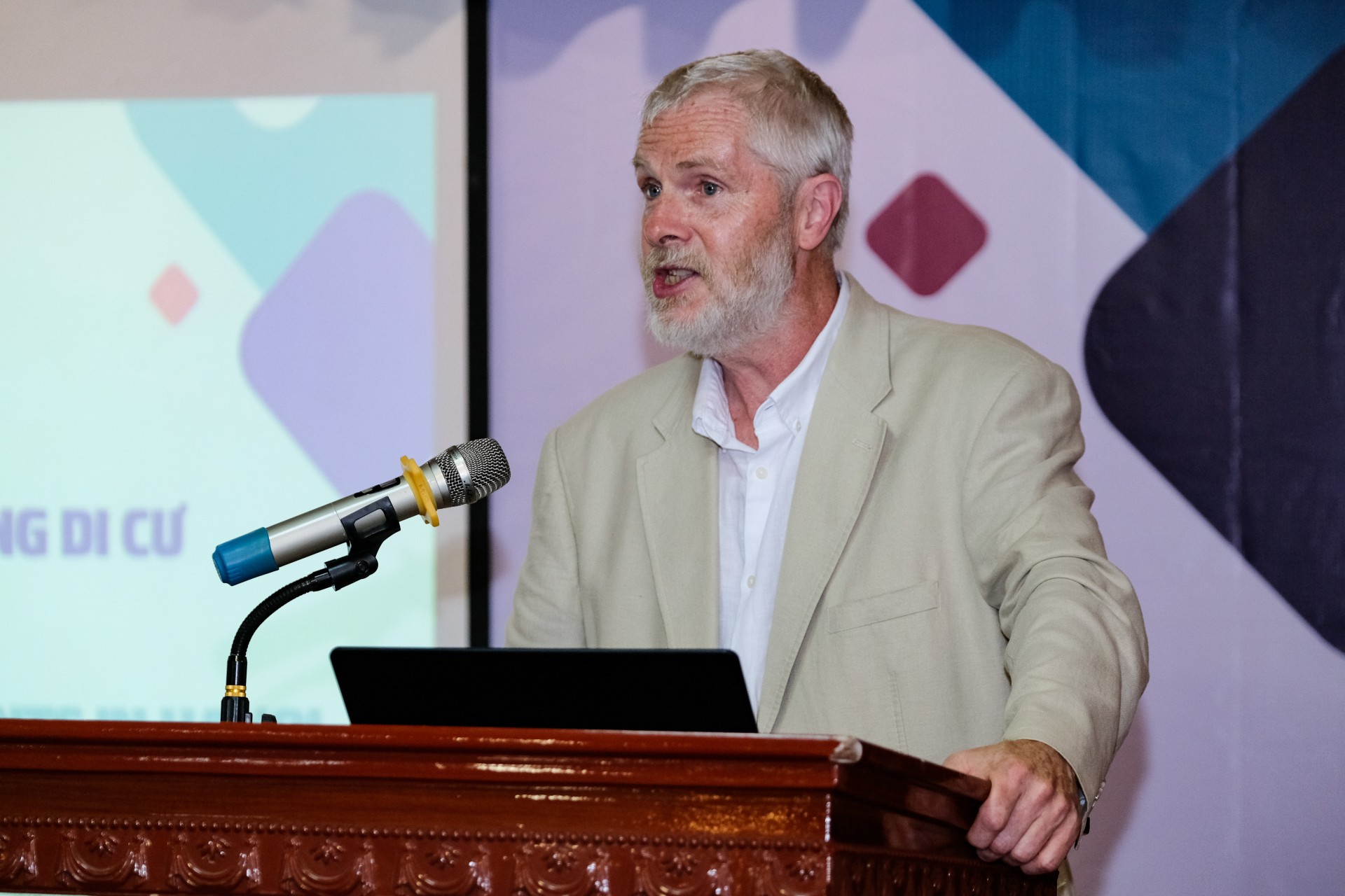 Ảnh 5a Dr Edward Lahiff delivering his opening address – Source Dân Trí