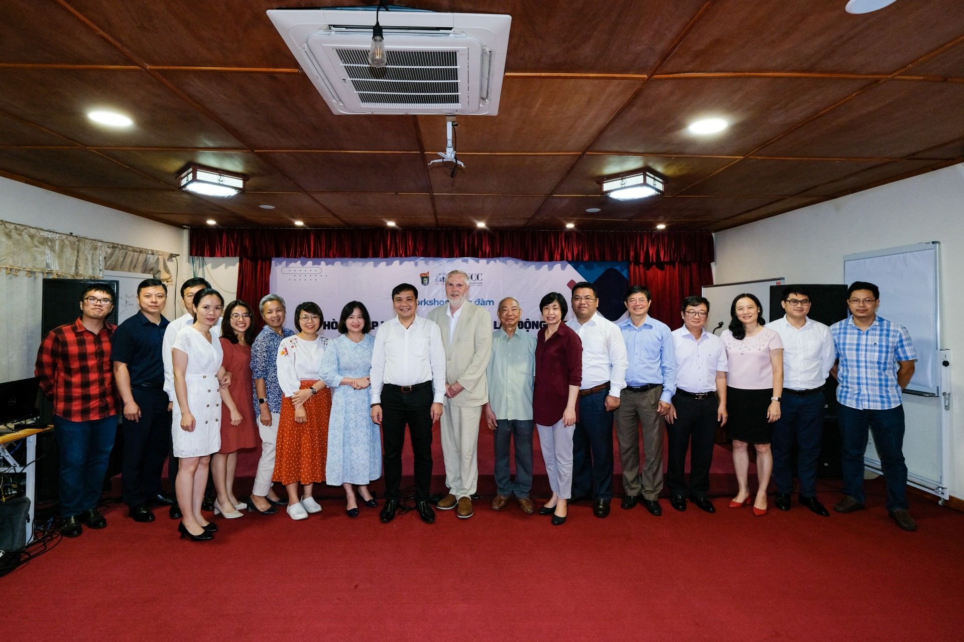 Ảnh 5e The researchers and representatives at the conference