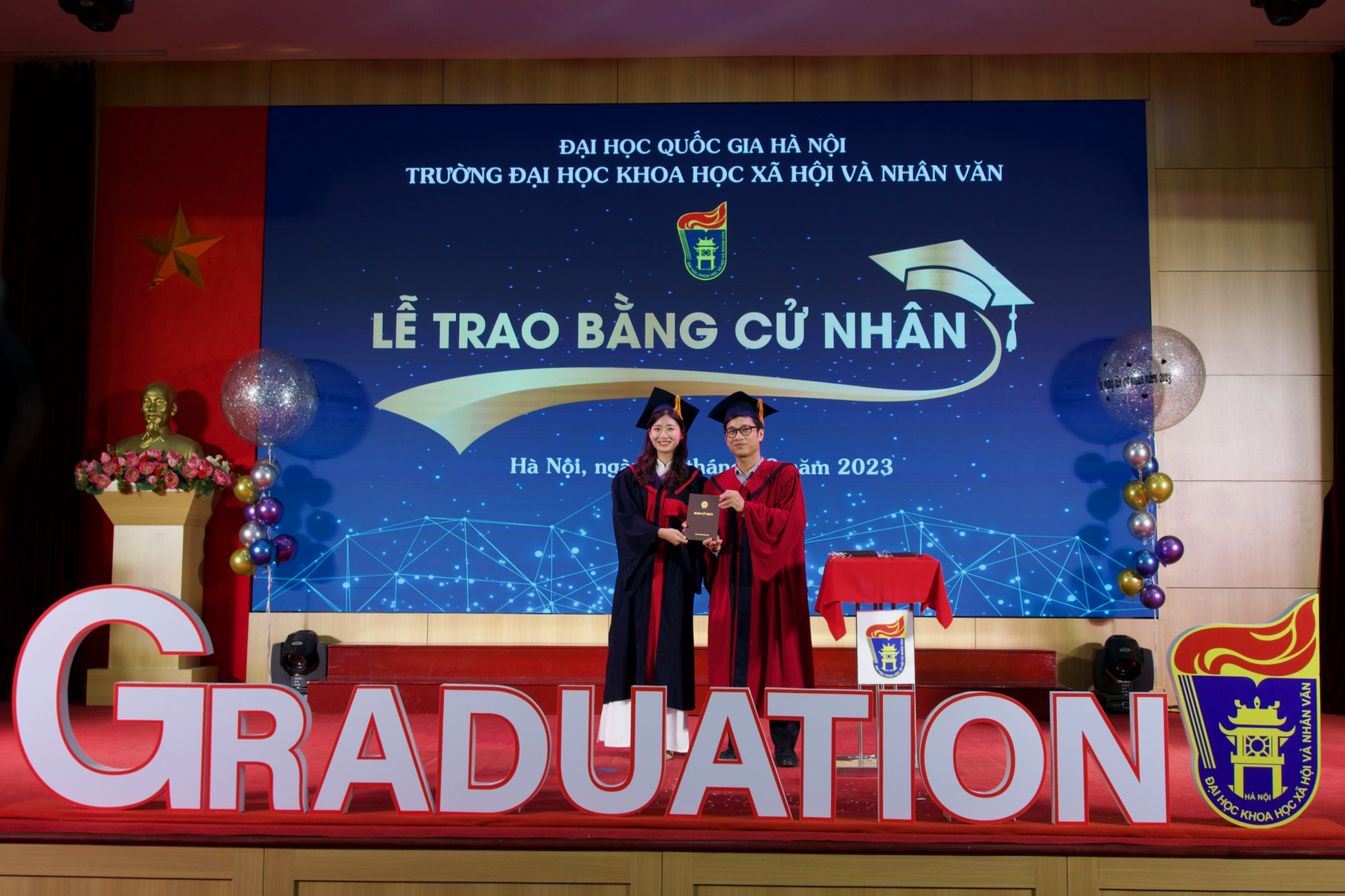 2 Nhận bằng đại học