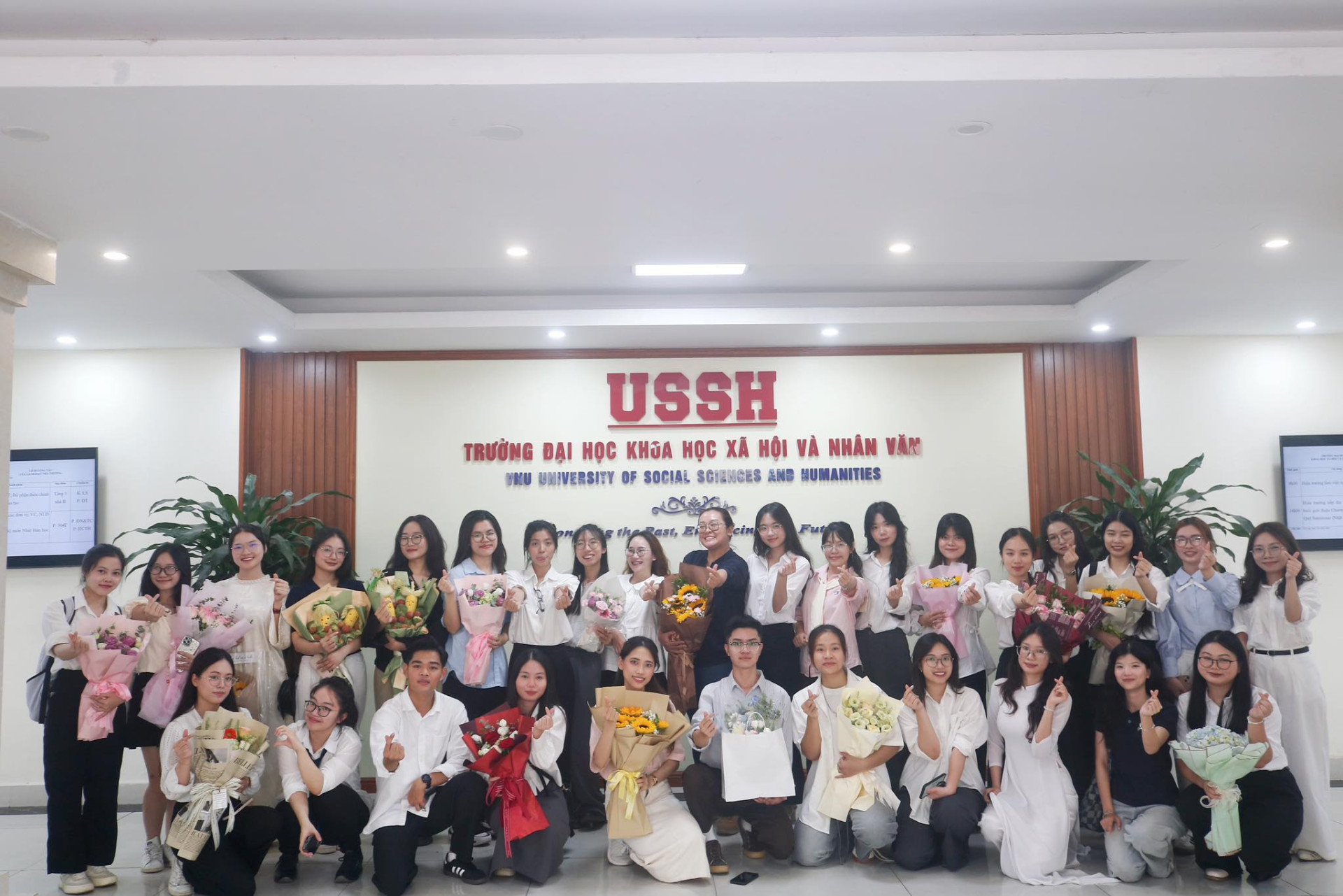 K66 Quốc tế học bảo vệ thành công Khoá luận tốt nghiệp