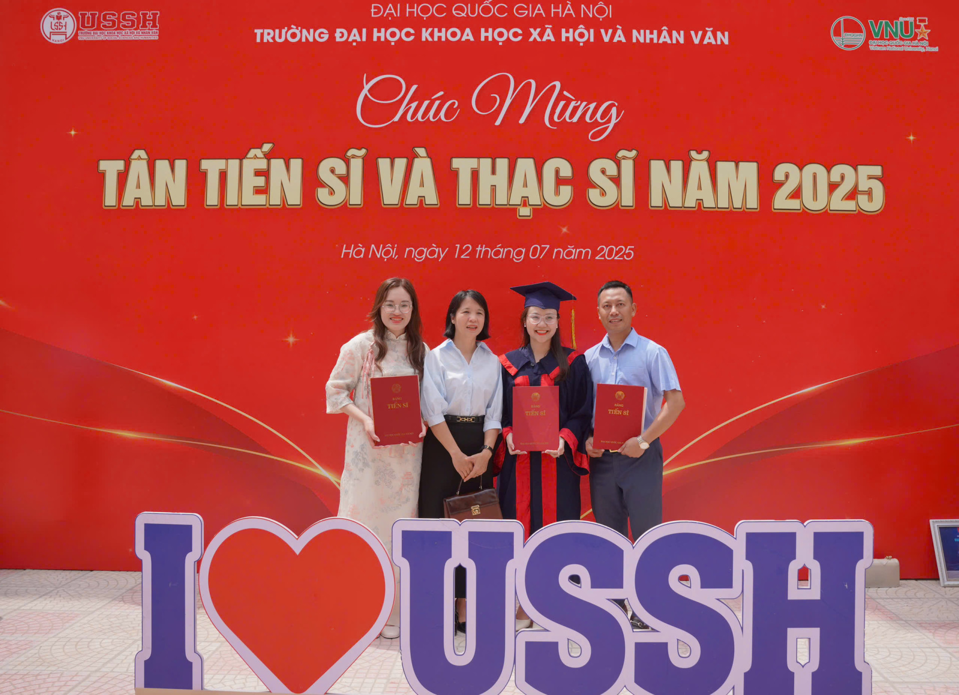 Trưởng khoa PGS.TS. Trần Thiện Thanh cùng các tân thạc sĩ và tiến sĩ Quốc tế học