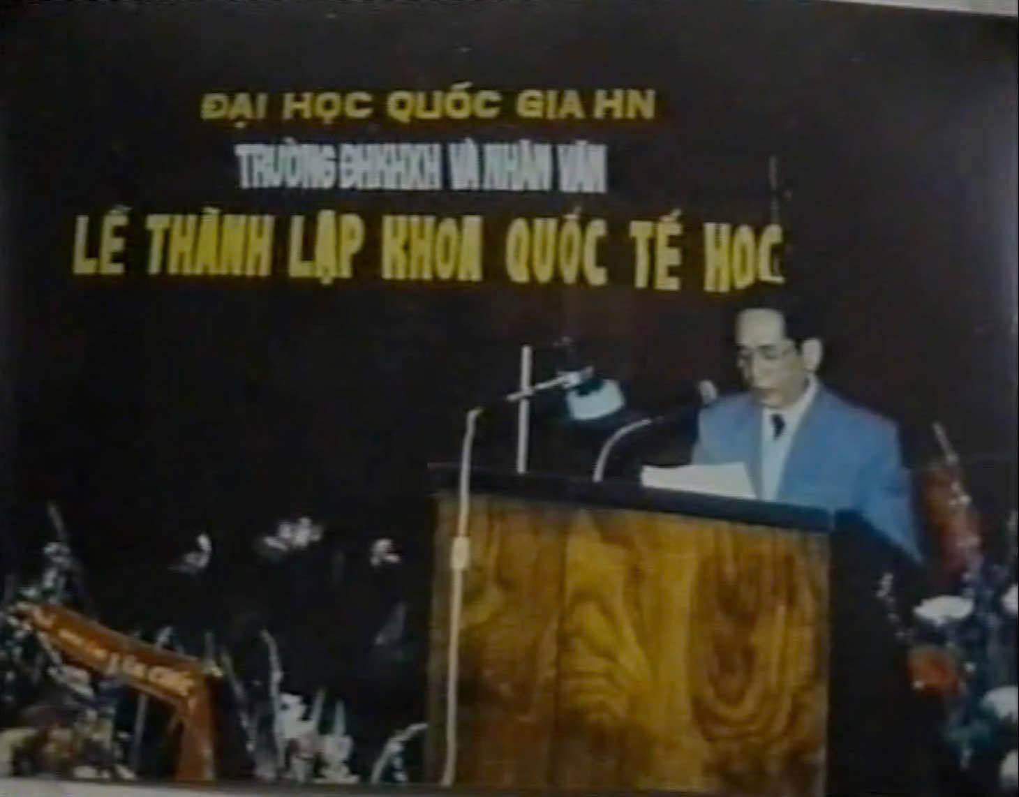 GS. Vũ Dương Ninh đọc quyết định thành lập Khoa Quốc tế học (1995)