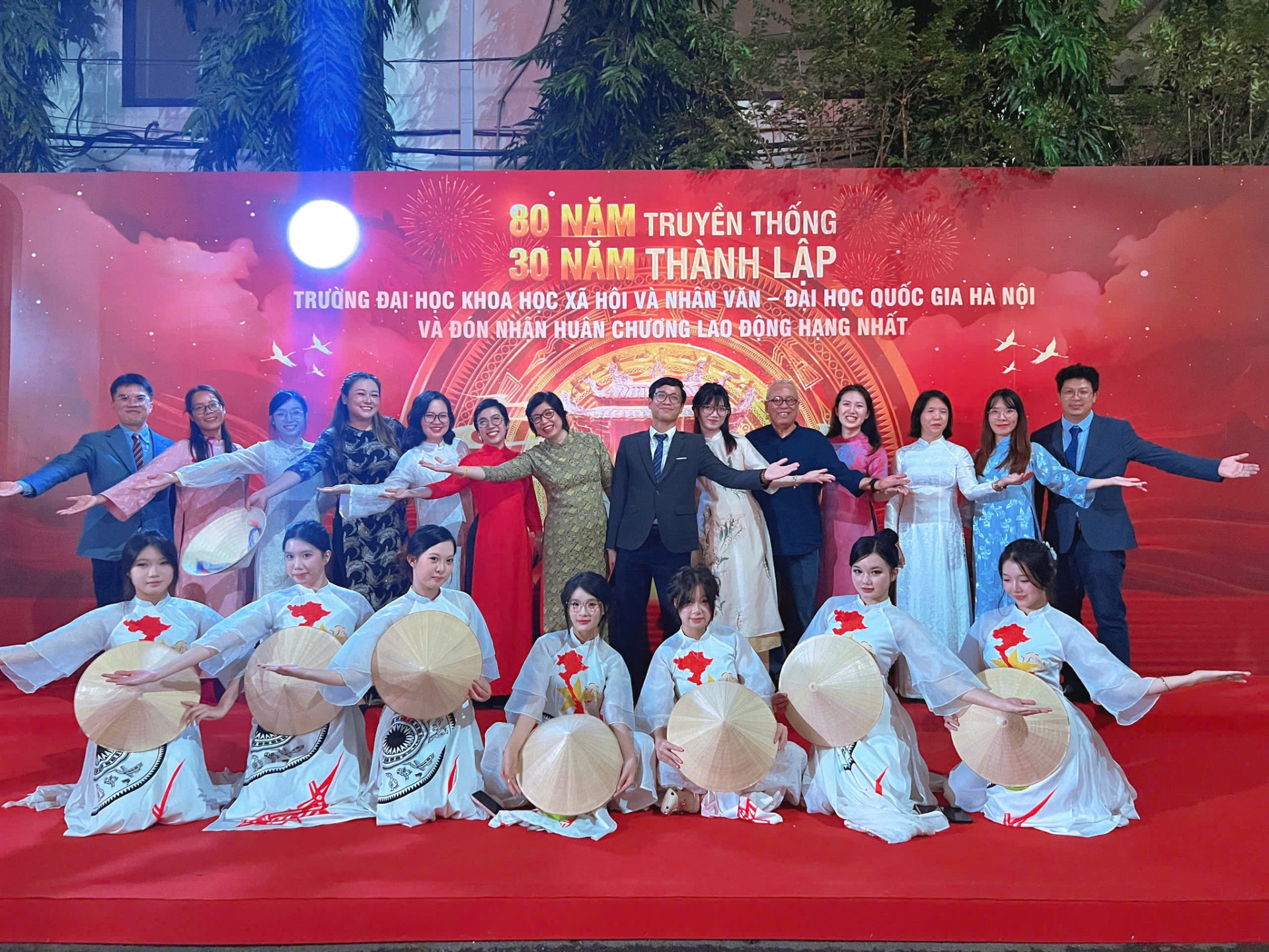 Giảng viên Quốc tế học "rực cháy" tại liên hoan văn nghệ "Giai điệu nhân văn"