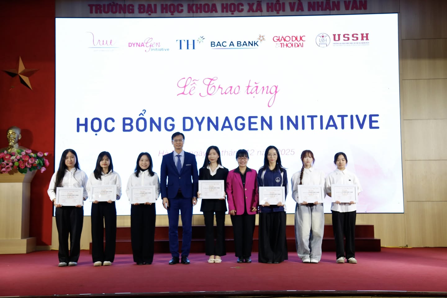 Vinh danh sinh viên Quốc tế học đạt học bổng Quỹ vì Tầm Vóc Việt