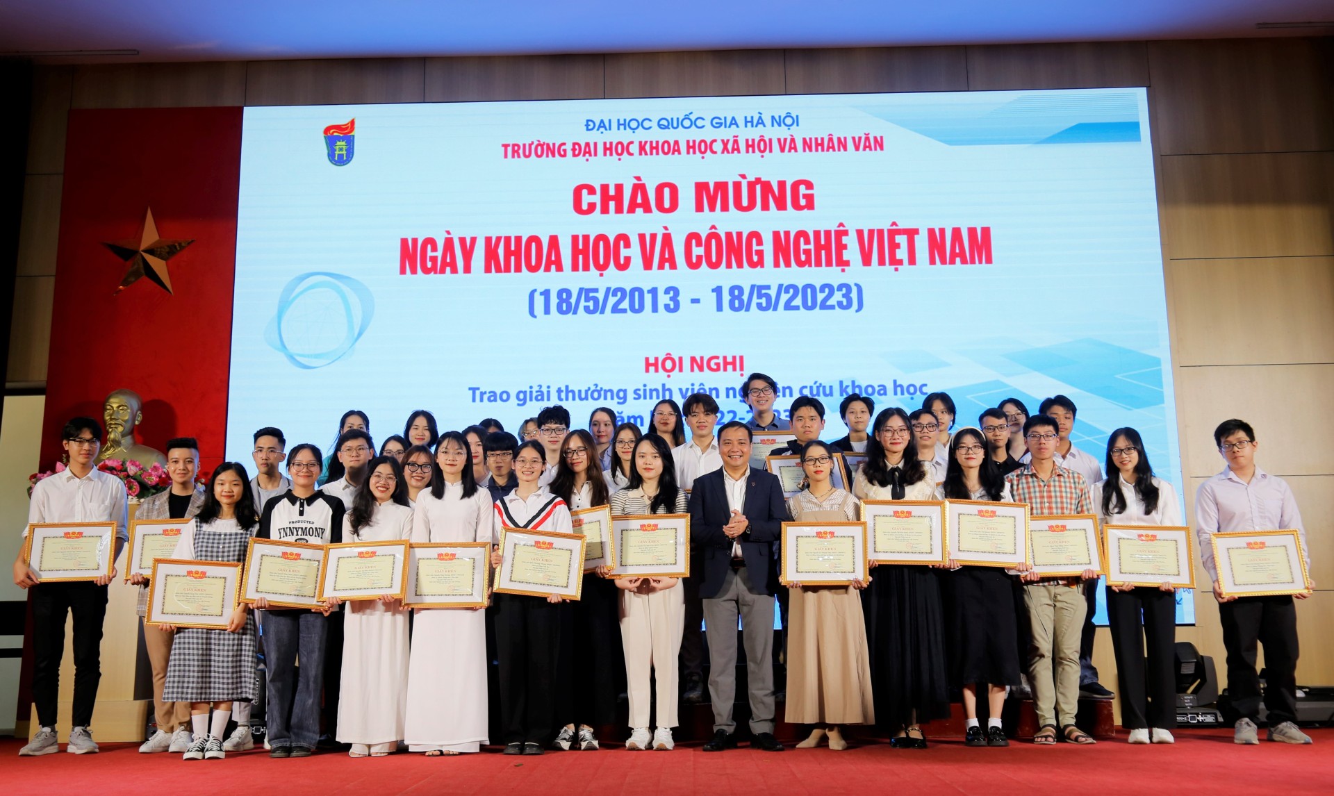 Chúc mừng các sinh viên Quốc tế học đạt giải NCKH trường ĐHKHXH&NV